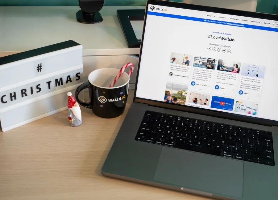 Detailný pohľad na notebook s otvorenou registračnou stránkou online platformy.